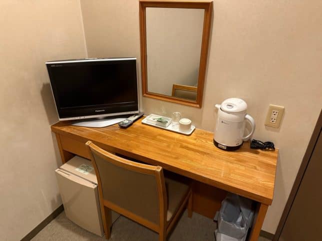 冷蔵庫やテレビ、机や鏡もあって、お茶も飲めるよ